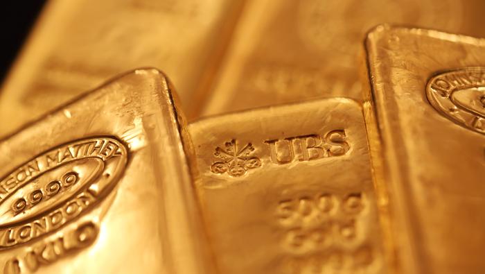 gold-prices-gain-as-fed’s-powell-keeps-rate-cut-hopes-alive